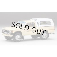 Gaincorp Products 1/64 Toyota Hilux SR5 Xtracab 1985 Beige with Accessories x DiecastTalk特注品