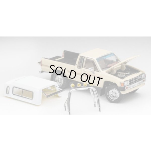 画像3: Gaincorp Products 1/64 Toyota Hilux SR5 Xtracab 1985 Beige with Accessories x DiecastTalk特注品