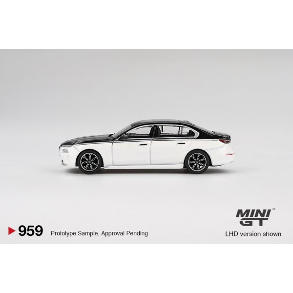 画像4: MINI GT 1/64 BMW i7 xDrive60 Alpine White/Black Sapphire (LHD)