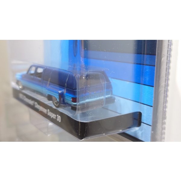 画像4: M2 Machines 1/64 2013 Chevrolet Cheyenne Super 30 Dually Camper Shell Blue