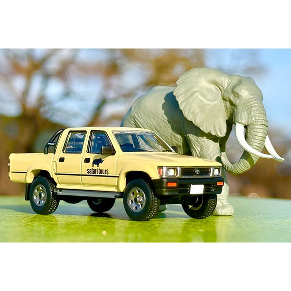 画像3: TOMYTEC 1/64 "Kaiyodo (海洋堂)" x "Tomica Limited Vintage" Diorama Collection 64 #CarSnap29a Safari 2 (with Toyota Hilux 4WD Pickup Double Cab)