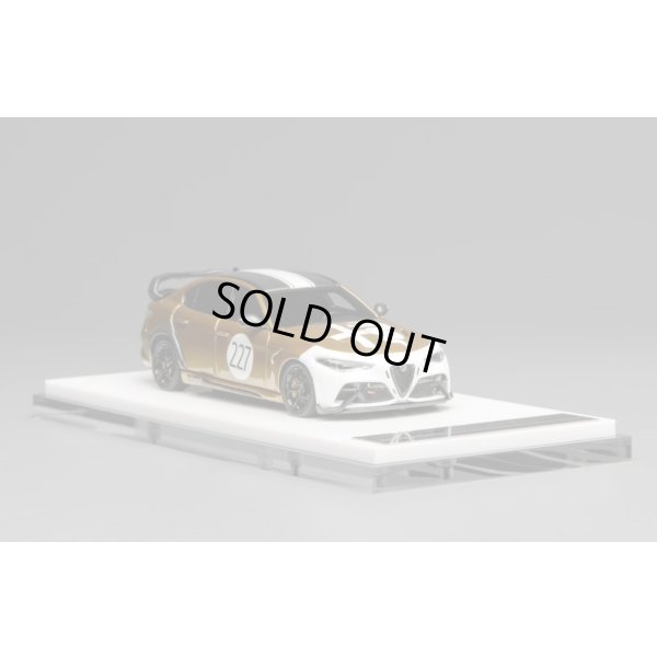 画像2: MOTORHELIX 1/64 Alfa Romeo Giulia GTAm Ocra GT Gold