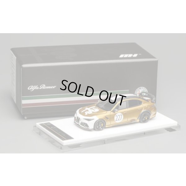画像1: MOTORHELIX 1/64 Alfa Romeo Giulia GTAm Ocra GT Gold