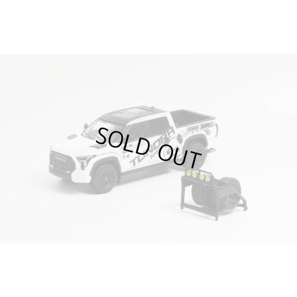 画像1: GCD 1/64 Toyota Tundra TRD Pro White/Art with Accessories (LHD)