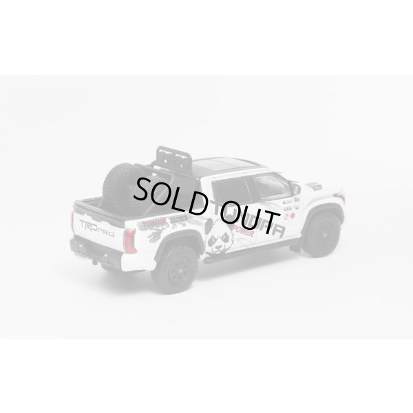 画像2: GCD 1/64 Toyota Tundra TRD Pro White/Art with Accessories (LHD)