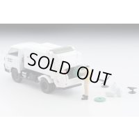 TOMYTEC 1/64 Limited Vintage NEO Mitsubishi Fuso Canter Cleaning Truck (White) with Figure