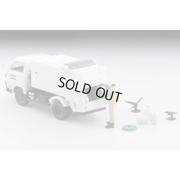 画像1: TOMYTEC 1/64 Limited Vintage NEO Mitsubishi Fuso Canter Cleaning Truck (White) with Figure