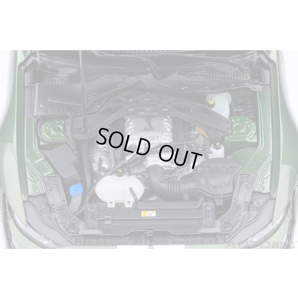 画像12: AUTOart 1/18 Ford Mustang Shelby GT500 (Green with White Stripes)