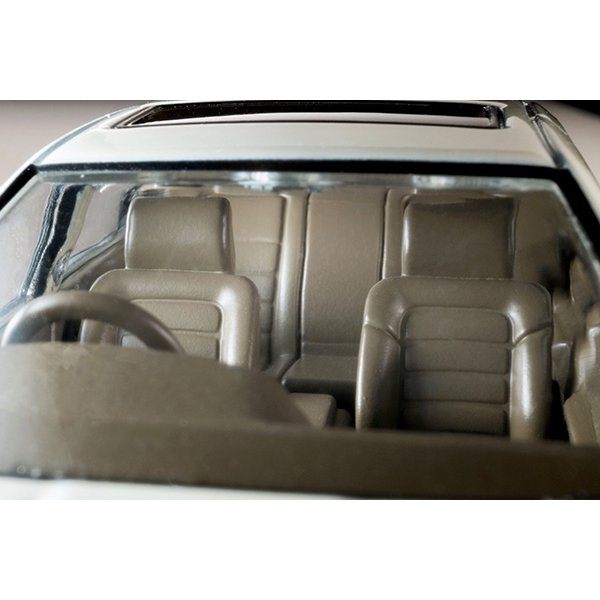 画像8: TOMYTEC 1/64 Limited Vintage NEO Nissan Cefiro Townride SV (White / Beige) 1991