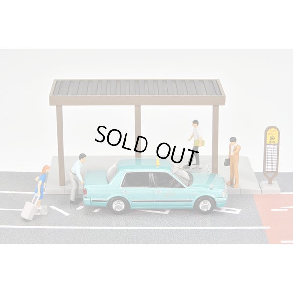 画像2: TOMYTEC 1/64 Diorama Collection #CarSnap 04c Taxi Stand (with Toyota Crown Sedan)