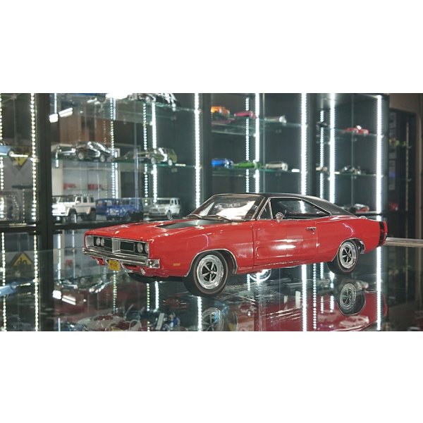 画像1: auto world 1:18 "1969 Dodge Charger R/T" Orange (1)