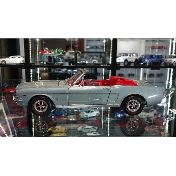 画像2: auto world 1:18 1965 American Muscle Collection Ford Mustang Convertible Silver Gray (2)