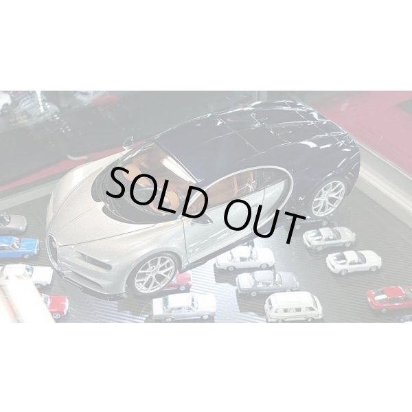 画像4: Autoart 1/18 BUGATTI Chiron Silver/Dark Blue (4)