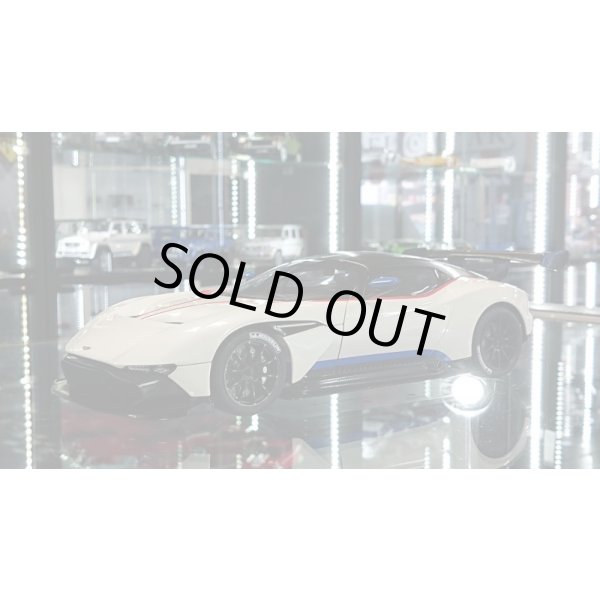 画像1: Autoart 1/18 ASTON MARTIN VULCAN Stratus White / Blue & Red Stripes (1)
