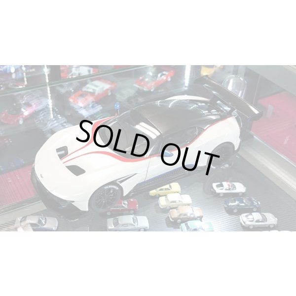 画像4: Autoart 1/18 ASTON MARTIN VULCAN Stratus White / Blue & Red Stripes (4)