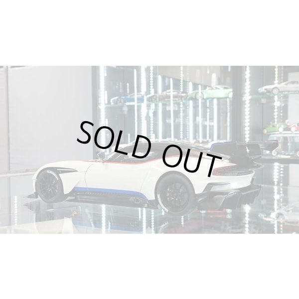 画像3: Autoart 1/18 ASTON MARTIN VULCAN Stratus White / Blue & Red Stripes (3)