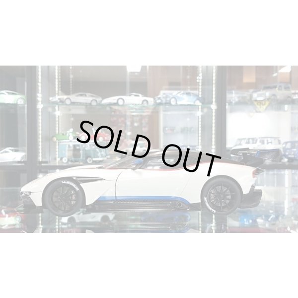 画像2: Autoart 1/18 ASTON MARTIN VULCAN Stratus White / Blue & Red Stripes (2)