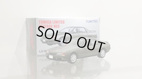 画像1: TOMYTEC 1/64 Limited Vintage Nissan Skyline 4door Sport Sedan GTS25 Type X・G Gray 1991 (1)
