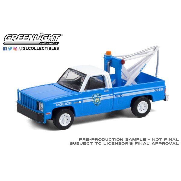 画像2: GREEN LiGHT EXCLUSIVE 1/64 1987 GMC Sierra K2500 with Drop in Tow Hook --New York City Police Dept (NYPD) (2)
