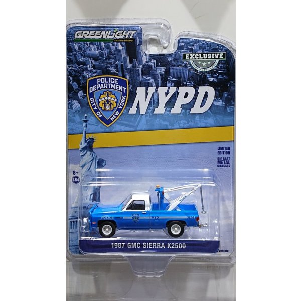 画像1: GREEN LiGHT EXCLUSIVE 1/64 1987 GMC Sierra K2500 with Drop in Tow Hook --New York City Police Dept (NYPD) (1)