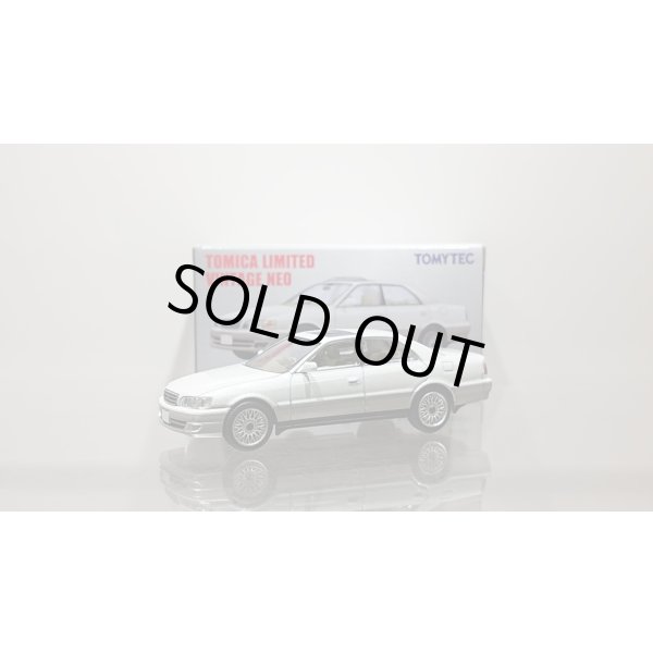 画像1: TOMYTEC 1/64 Limited Vintage NEO Toyota Chaser Avante G (White / Silver) (1)