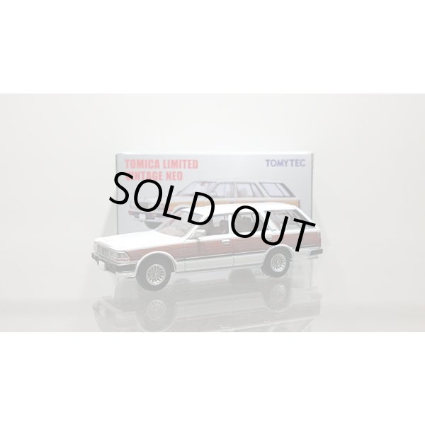 画像1: TOMYTEC 1/64 Limited Vintage NEO Nissan Cedric Wagon V20E GL Custom Ver. (White / Wood grain) (1)