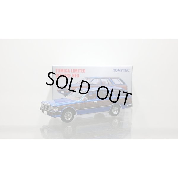 画像1: TOMYTEC 1/64 Limited Vintage NEO Nissan Gloria Wagon V20E GL Custom Ver. (Blue / Wood grain) (1)