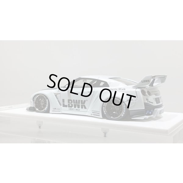 画像3: EIDOLON 1/43 LB WORKS R35 GT-R Type 1.5 (LB Shilhouette Wing) Metallic White / Black Stripes Limited 60 pcs. (3)