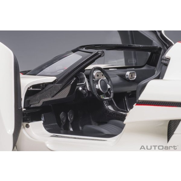 画像10: AUTOart 1/18 Koenigsegg Regera (Arctic White/Carbon with Red accents) (10)