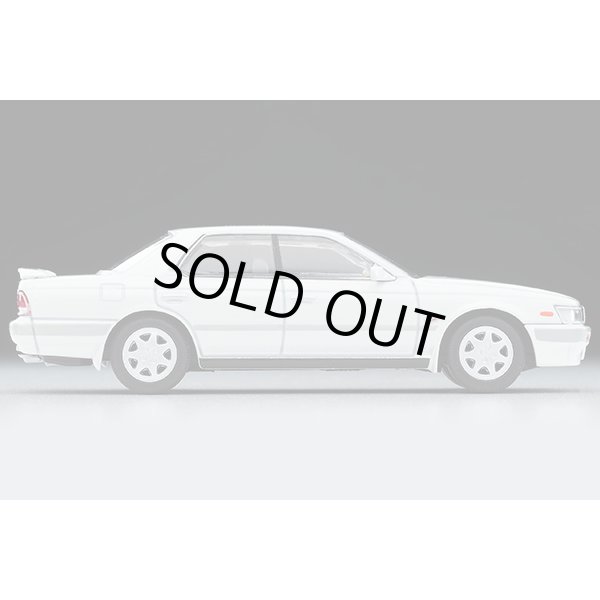 画像4: TOMYTEC 1/64 Limited Vintage NEO Nissan Laurel 2500 Twin Cam 24V Medalist V (White) '92 (4)