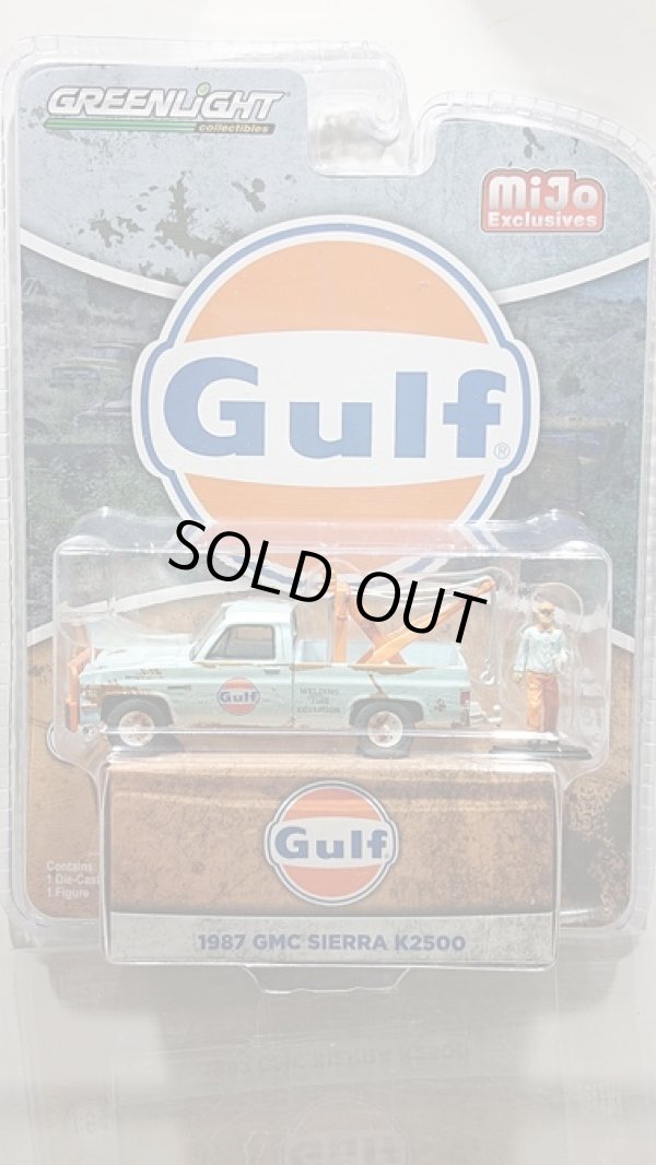 画像1: GREEN LiGHT 1/64 1987 GMC Sierra K2500 Tow Truck Blue (Weathered) Gulf with Figure (1)