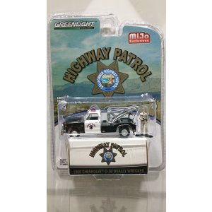 画像: GREEN LiGHT 1/64 1969 Chevrolet C-30 Dualy Wrecker California Highway Patrol with Figure
