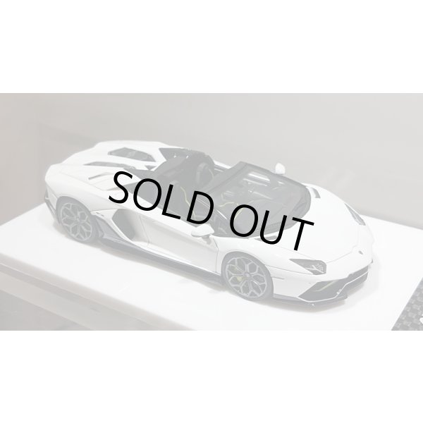 画像11: EIDOLON 1/43 Lamborghini Aventador LP780-4 Ultimae Roadster 2021 (Leirion Wheel) Bianco Opalis / Black Accent Limited 60 pcs. (11)