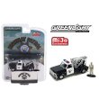 画像2: GREEN LiGHT 1/64 1969 Chevrolet C-30 Dualy Wrecker California Highway Patrol with Figure (2)