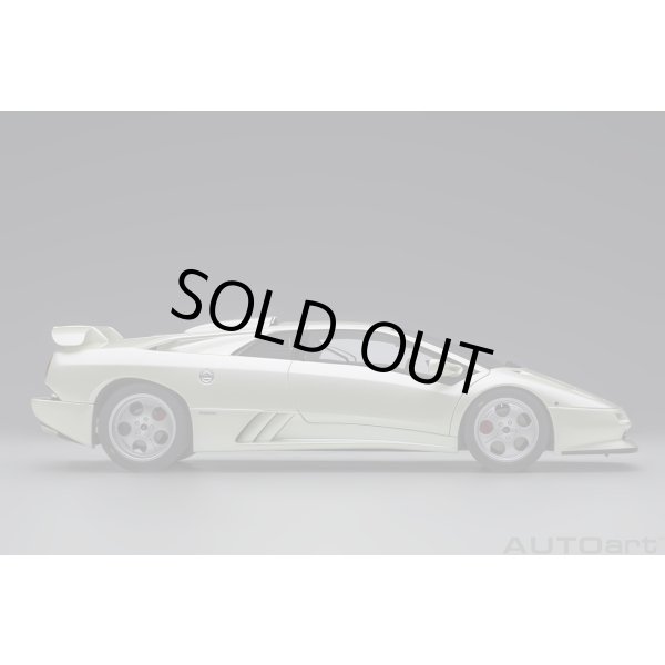 画像4: AUTOart 1/18 Lamborghini Diablo SE30 Iota (BALLON WHITE / Pearl White) (4)