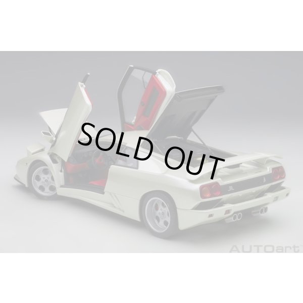 画像14: AUTOart 1/18 Lamborghini Diablo SE30 Iota (BALLON WHITE / Pearl White) (14)