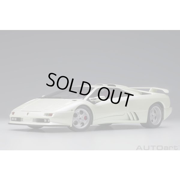 画像1: AUTOart 1/18 Lamborghini Diablo SE30 Iota (BALLON WHITE / Pearl White) (1)
