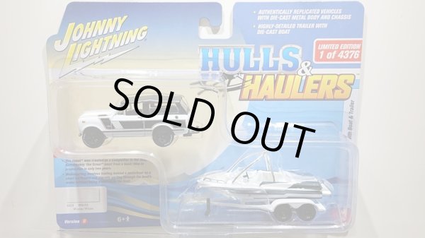 画像1: JOHNNY LIGHTNING 1/64 1969 International Scout II White / Black & Malibu Boat White / Black (1)