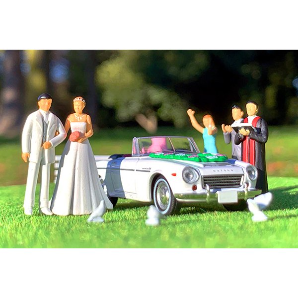 画像2: TOMYTEC 1/64 Diorama Collection 64 #Car Snap 13a Wedding (2)