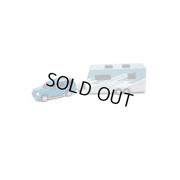 画像2: JOHNNY LIGHTNING 1/64 2005 Cadillac Escalade Blue & Camper Trailer Teal (2)