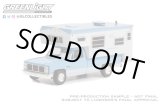 画像: GREEN LiGHT EXCLUSIVE 1/64 1985 GMC Sierra 2500 with Winnebago Slide-In Camper - Light Blue & Frost White