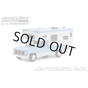 画像: GREEN LiGHT EXCLUSIVE 1/64 1985 GMC Sierra 2500 with Winnebago Slide-In Camper - Light Blue & Frost White