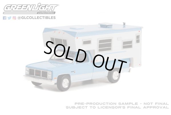 画像1: GREEN LiGHT EXCLUSIVE 1/64 1985 GMC Sierra 2500 with Winnebago Slide-In Camper - Light Blue & Frost White (1)