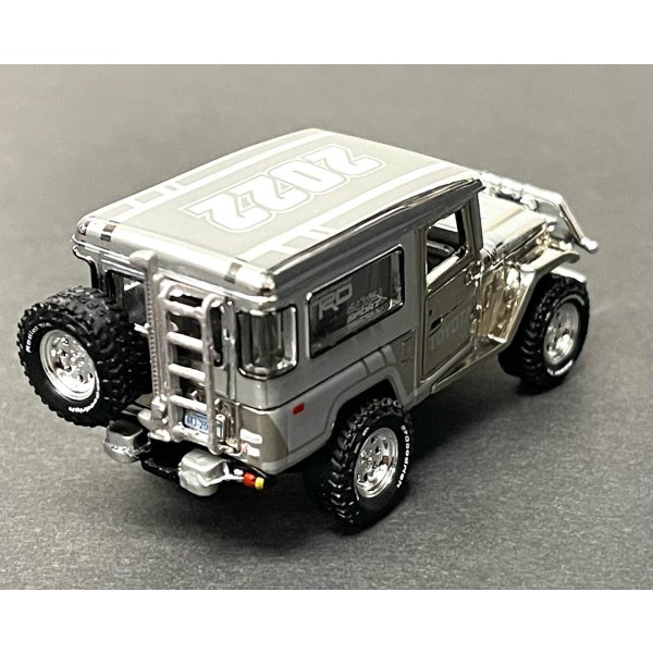 画像3: JOHNNY LIGHTNING 1/64 Toyota Land Cruiser Forty Series Chrome Edition with Showcase (3)
