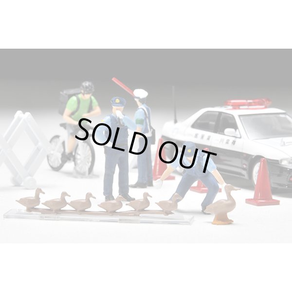 画像2: TOMYTEC 1/64 Diorama Collection 64 # Car Snap 16a Police (2)