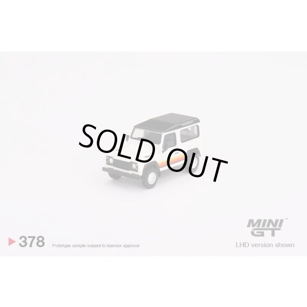 画像2: MINI GT 1/64 Land Rover Defender 90 Wagon White (RHD) (2)