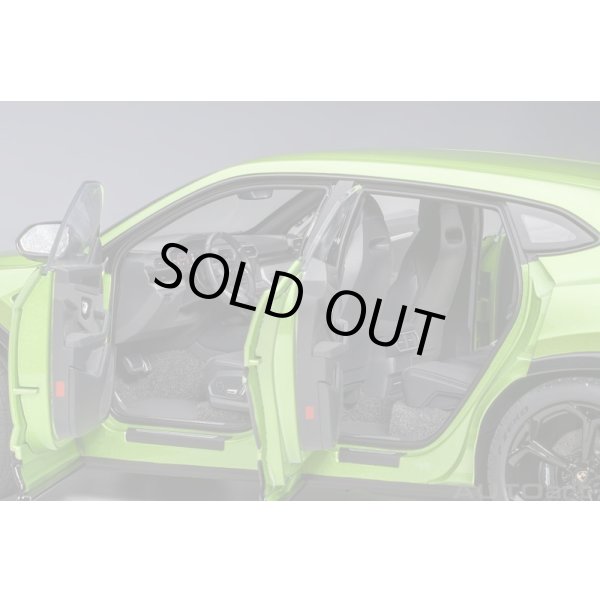 画像9: AUTOart 1/18 Lamborghini Urus (Verde Selvans) (9)