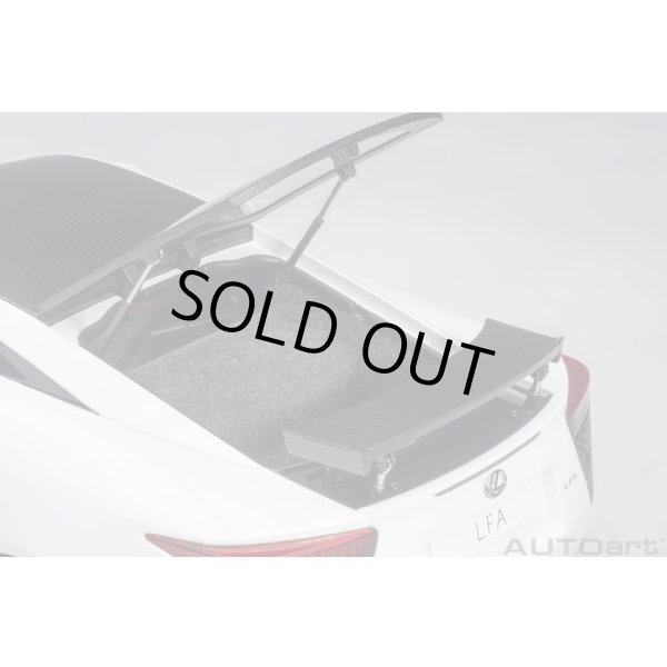 画像12: AUTOart 1/18 Lexus LFA (Whitest White/Carbon) (12)