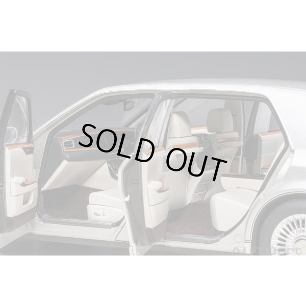 画像9: AUTOart 1/18 Toyota Century Special Edition (Radiant Silver Metallic) 精華 ＜せいか＞ (9)