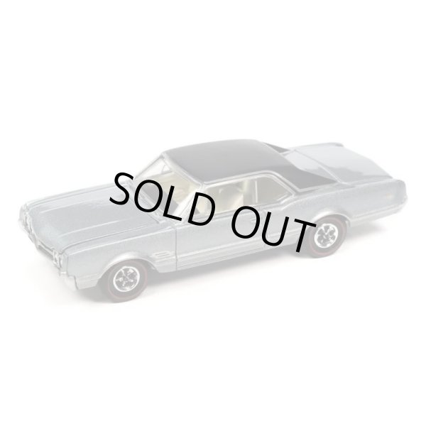 画像2: auto world 1/64 1966 Oldsmobile 442 Silver Mist/Black (2)